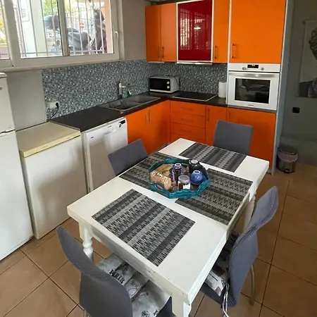 - Independent In Quiet Area Daire Patras