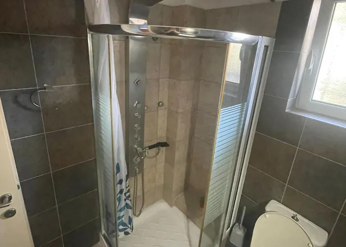 - Independent In Quiet Area 파트라